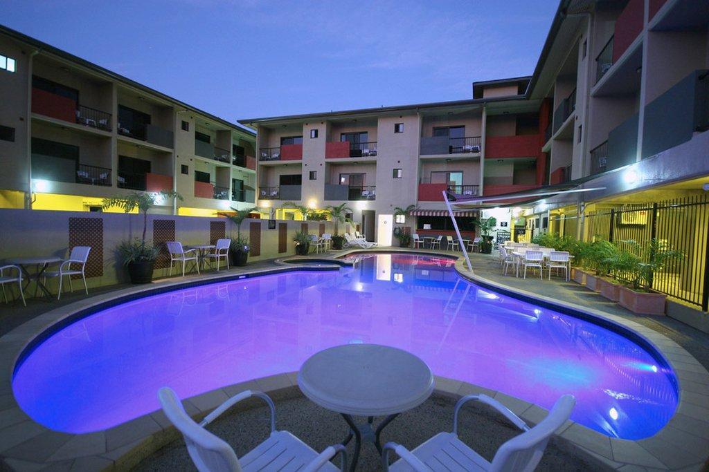 Quality Hotel Darwin Airport Екстериор снимка The pool at the hotel