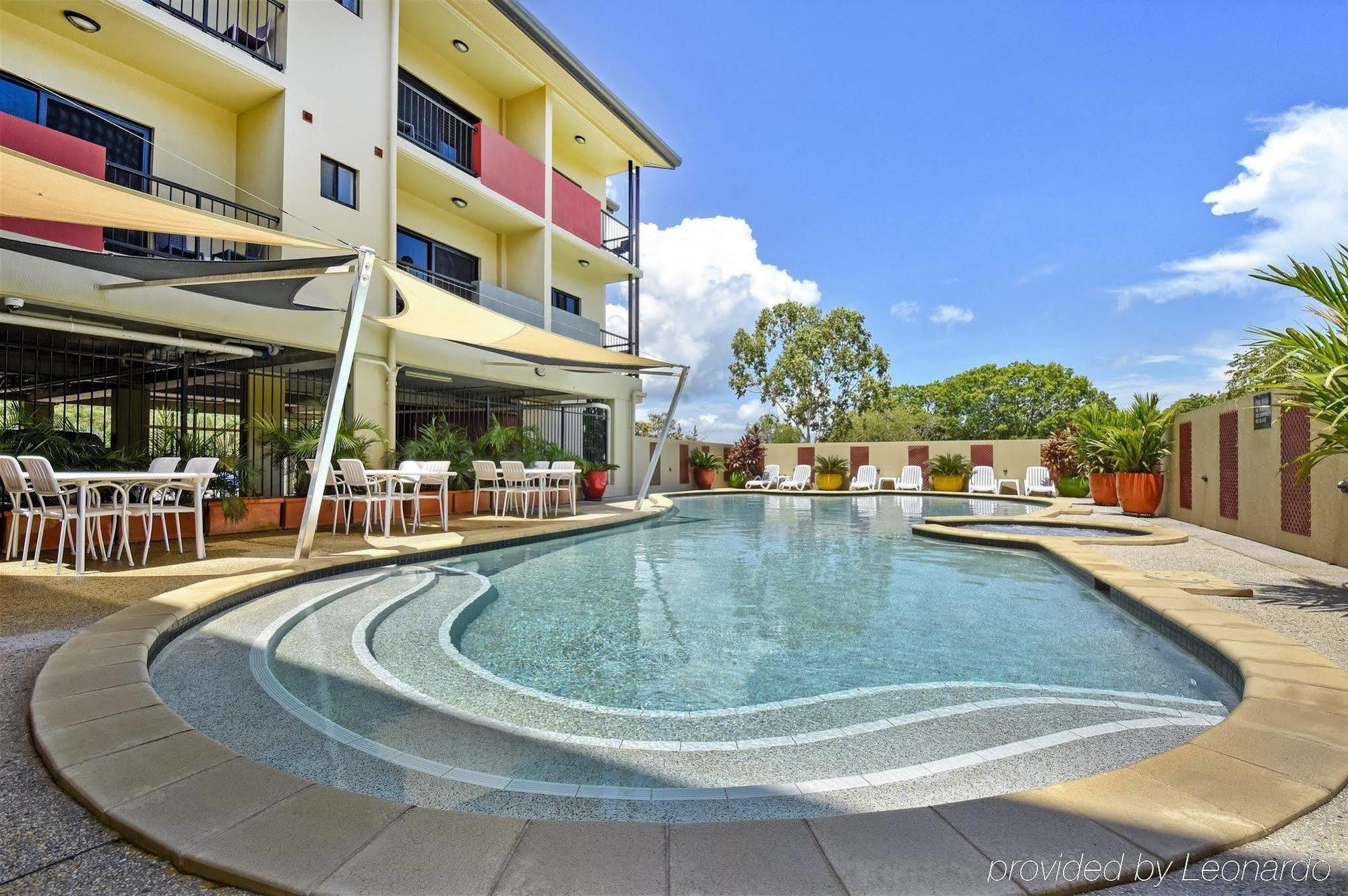 Quality Hotel Darwin Airport Екстериор снимка The pool at the hotel