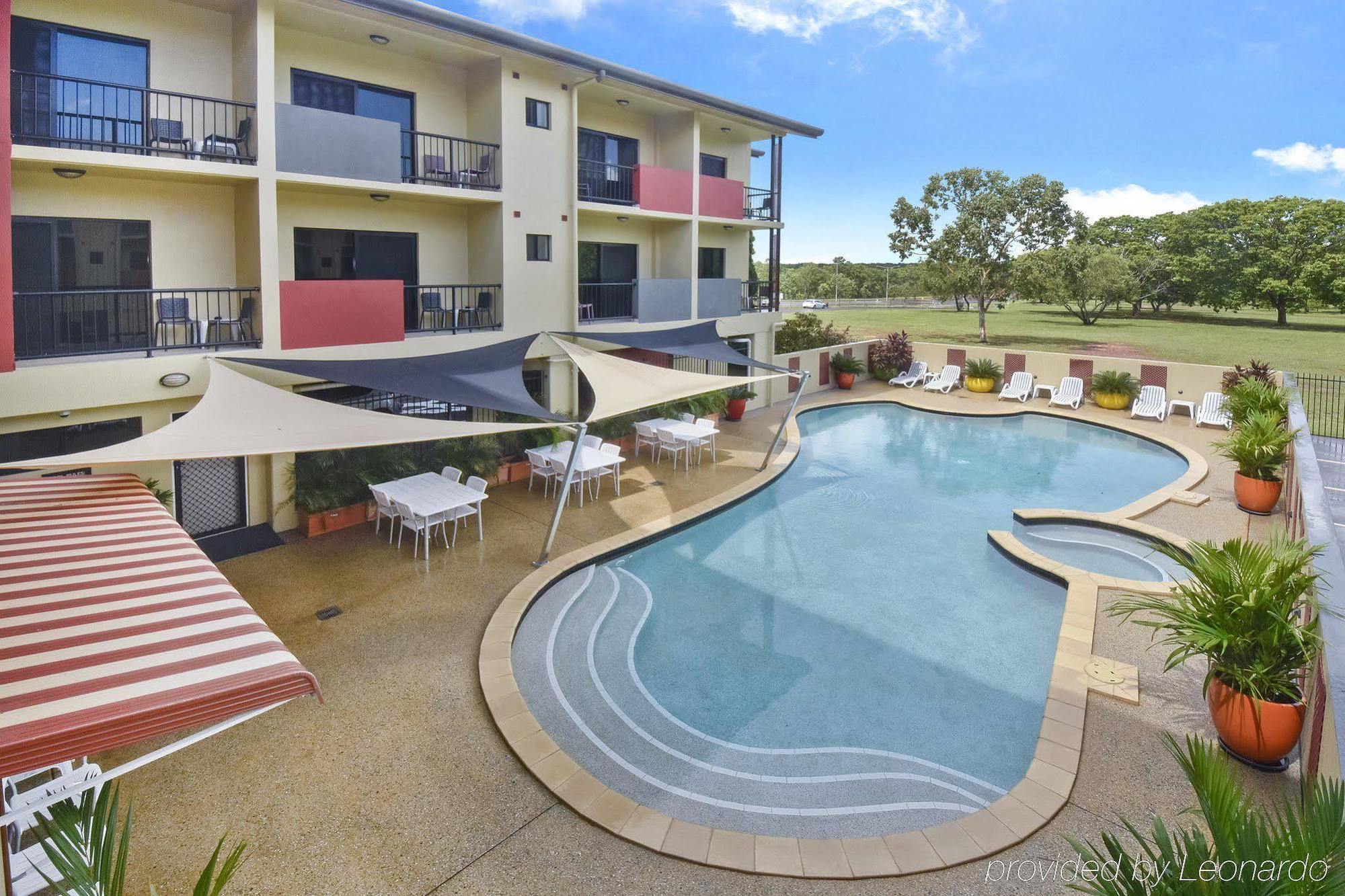 Quality Hotel Darwin Airport Екстериор снимка The pool at the hotel